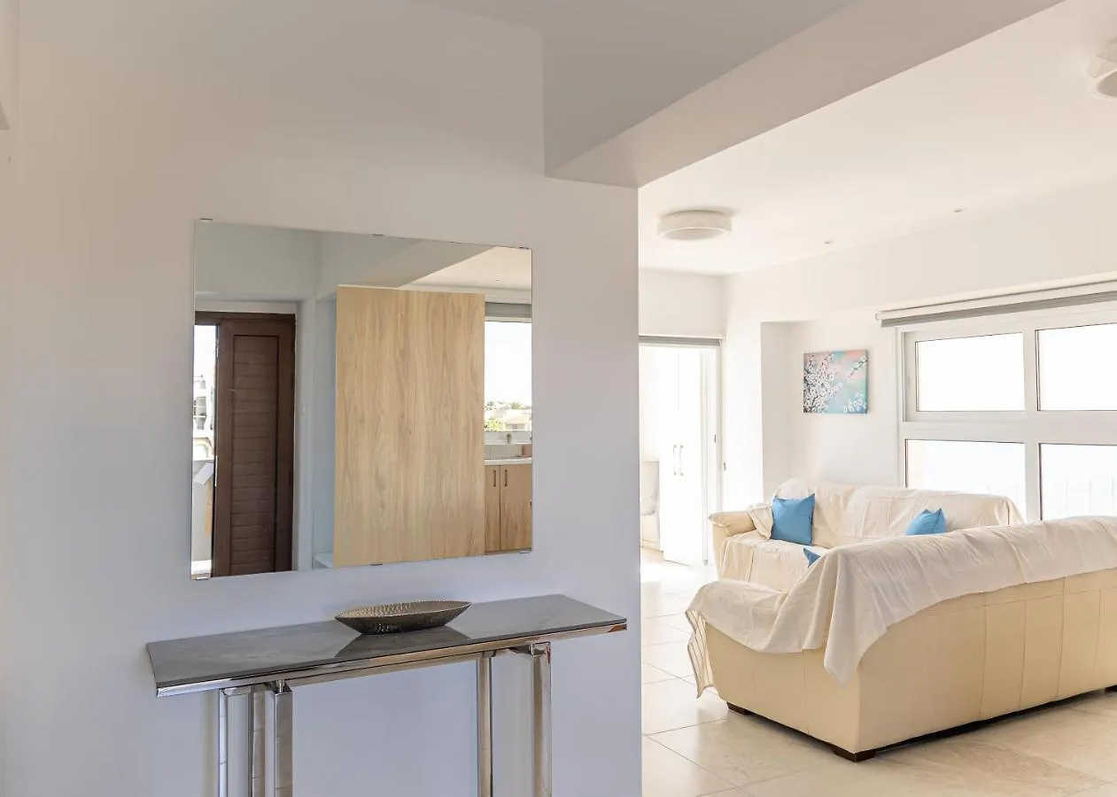 Apartament Larnaca Beachhouse