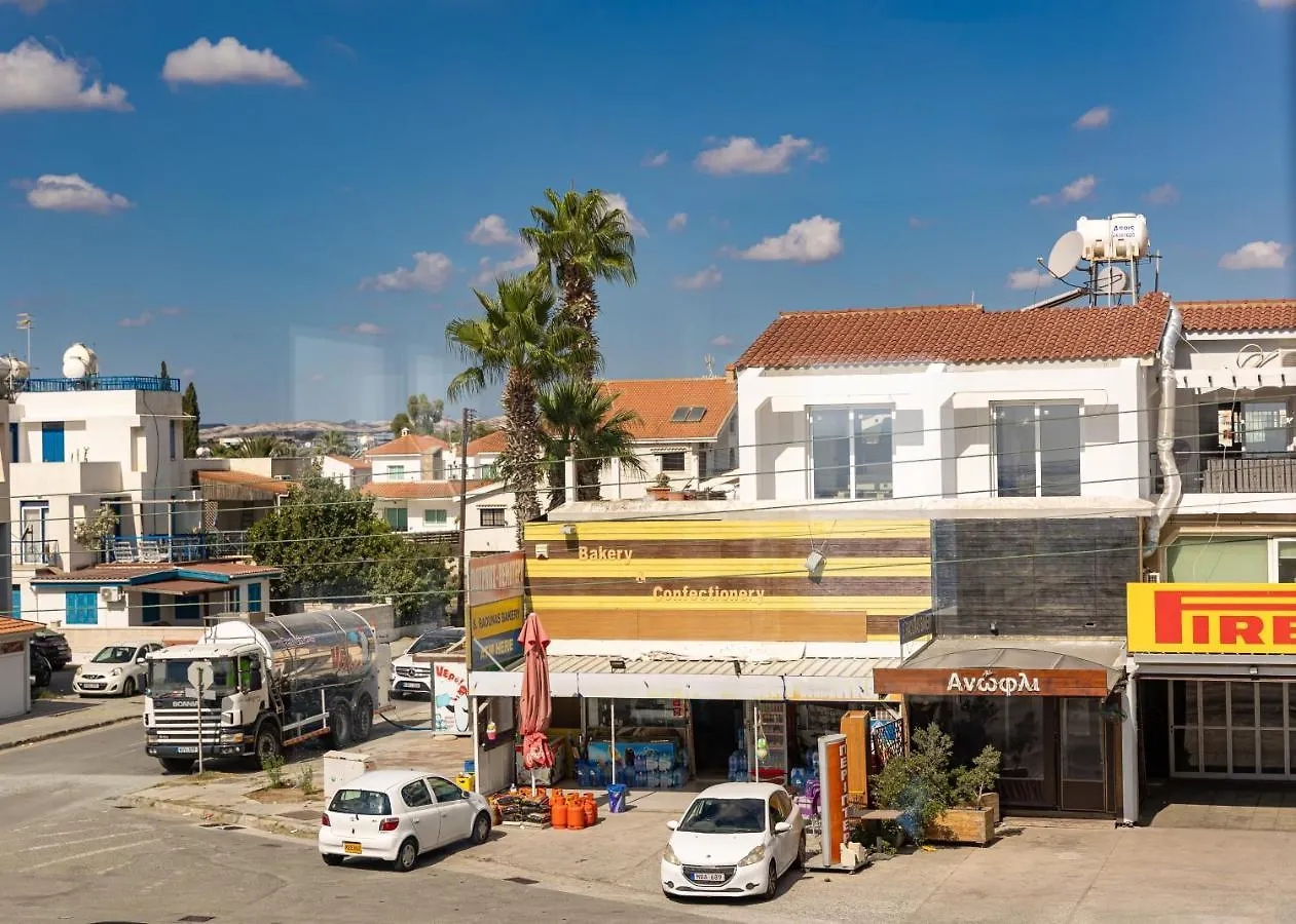 Larnaca Beachhouse 0*,